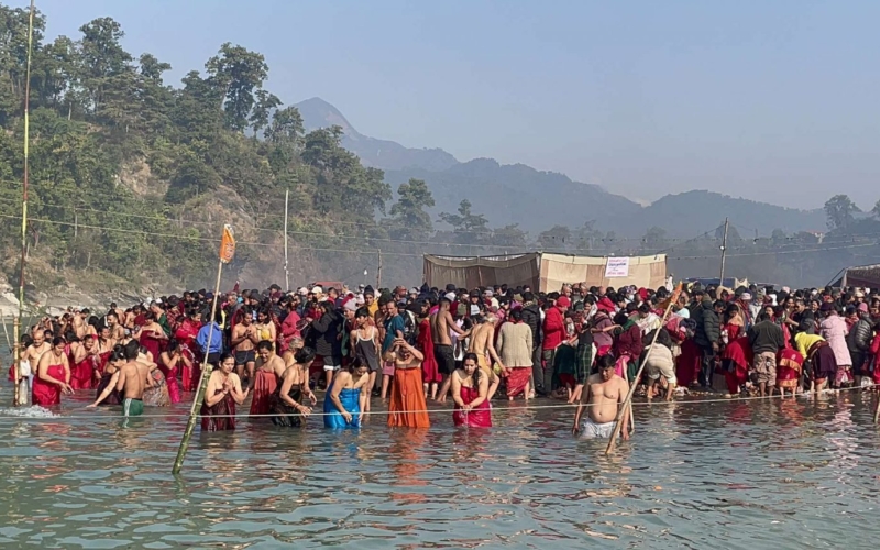 धार्मिक क्षेत्र देवघाटमा माघेसंक्रान्ति स्नान गर्नेको सोमवार बिहानै देखि घुइँचो…