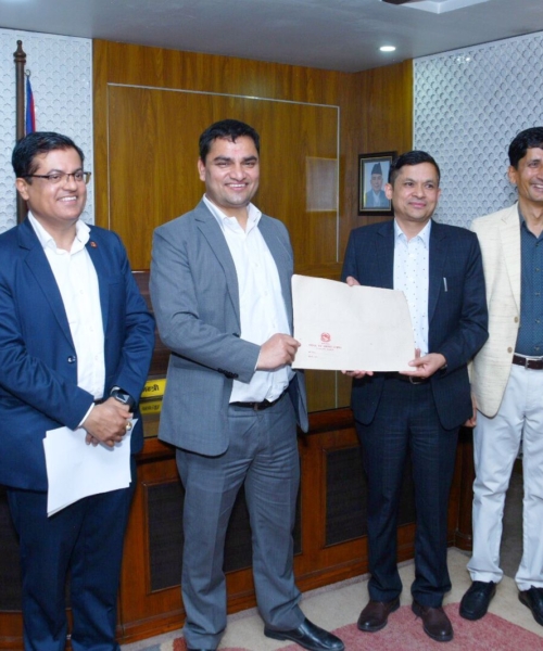 स्वास्थ्य बीमा बोर्डका अध्यक्षमा थापालाई मन्त्री खुवाए शपथ