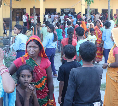 छेपारो परेकाे खाजा खुवाइएपछि दर्जनौँ विद्यार्थी बेहोस, अस्पताल भर्ना