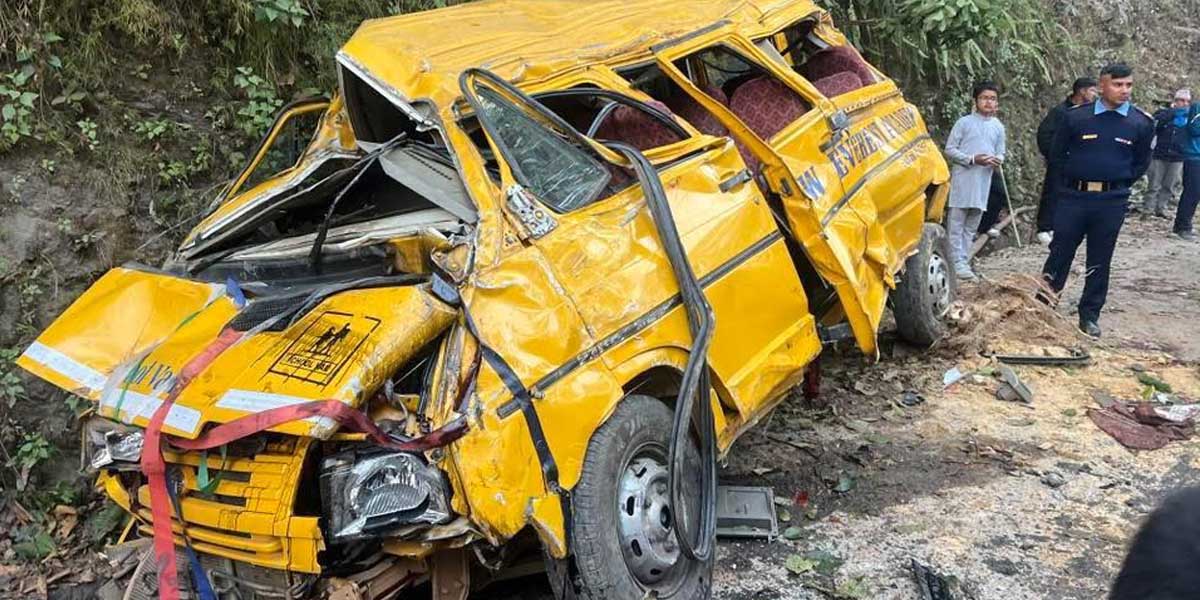 स्कूल बस दुर्घटना एकको मृत्यु, ६ जनालाई पोखरा ल्याइयो